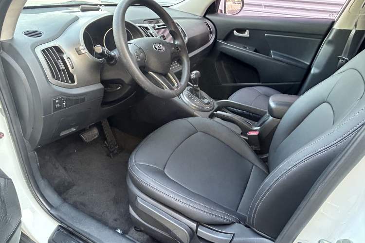 Used Kia Sportage R 2015 2.0L Automatic Two-Wheel Drive GL Interior 3