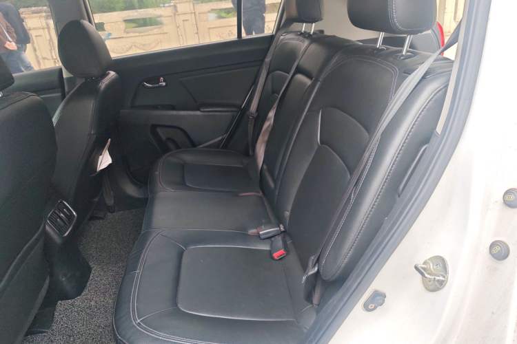 Used Kia Sportage R 2015 2.0L Automatic Two-Wheel Drive DLX Model Interior 4