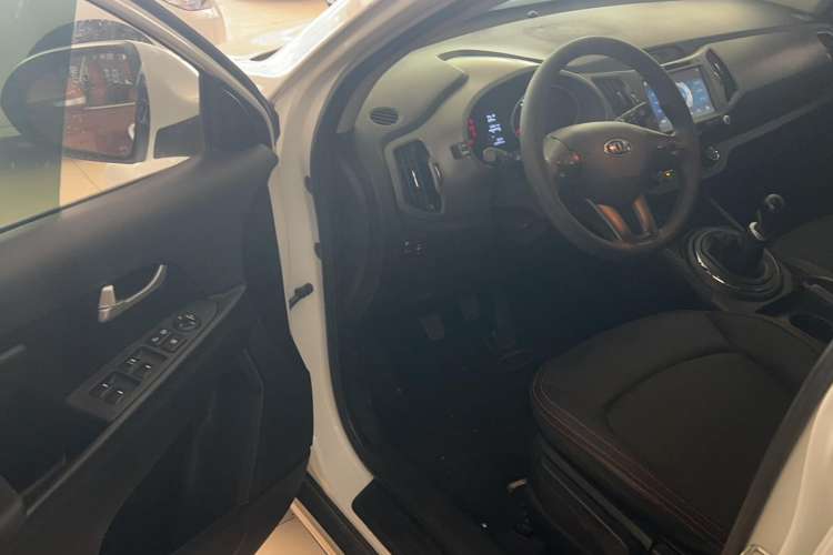 Used Kia Sportage R 2015 2.0L Manual Two-Wheel Drive GL Model Interior 4