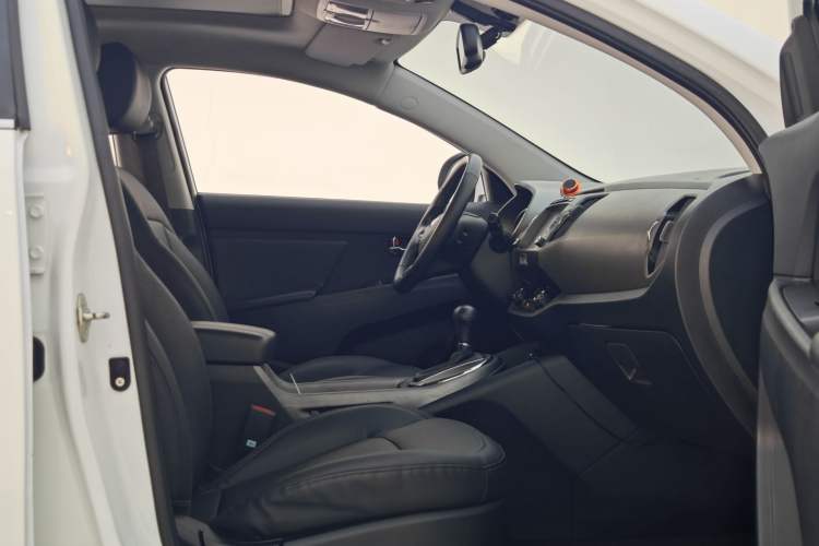 Used Kia Sportage R 2015 2.0L Automatic Two-Wheel Drive DLX Model Interior 5