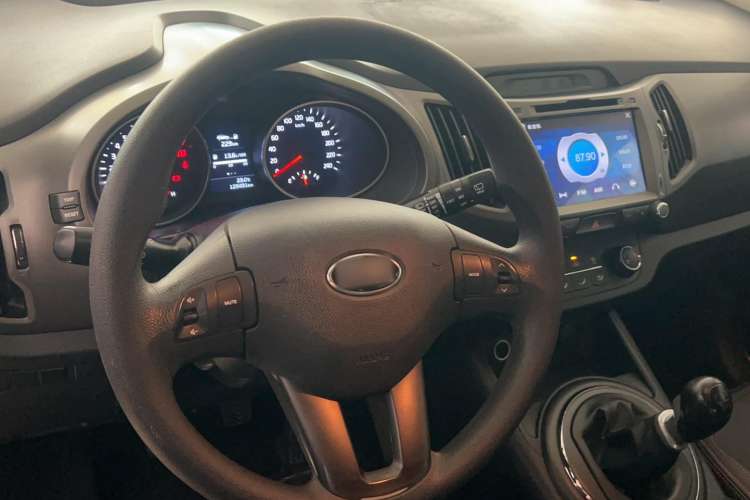 Used Kia Sportage R 2015 2.0L Manual Two-Wheel Drive GL Model Interior 5
