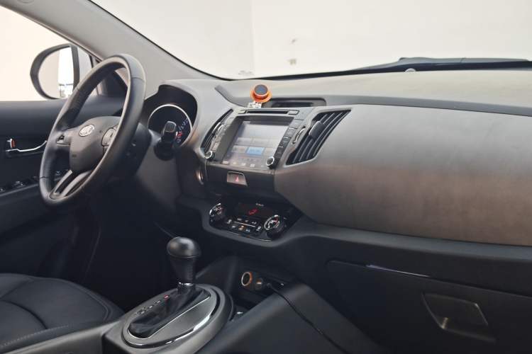Used Kia Sportage R 2015 2.0L Automatic Two-Wheel Drive DLX Model Interior 6