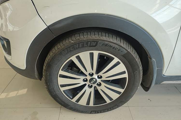 Used Kia Sportage R 2015 2.0L Automatic Two-Wheel Drive DLX Model Left Front Wheel Hub