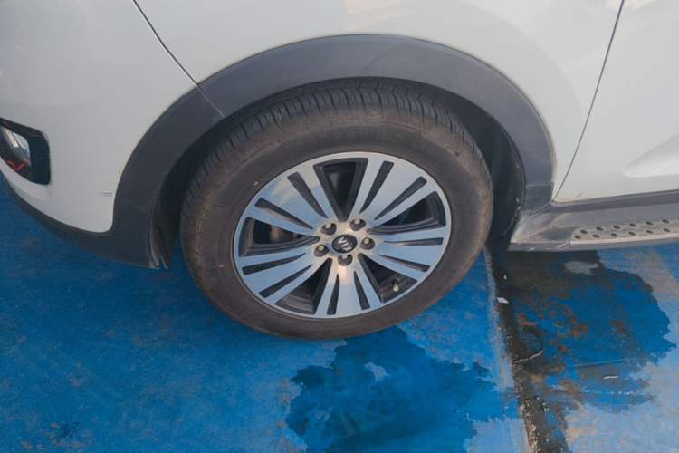 Used Kia Sportage R 2015 2.0L Automatic Two-Wheel Drive DLX Model Left Front Wheel Hub