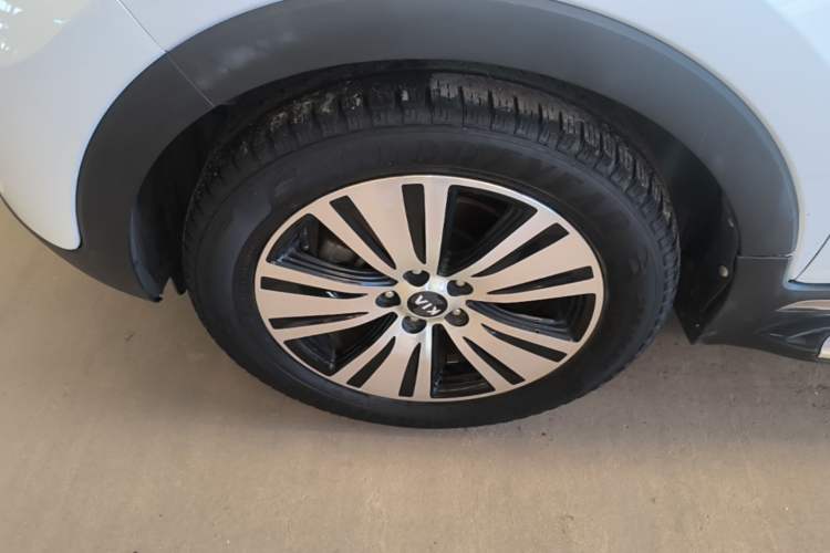 Used Kia Sportage R 2015 2.0L Automatic Two-Wheel Drive DLX Model Left Front Wheel Hub