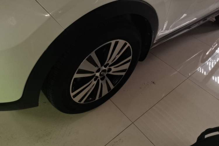 Used Kia Sportage R 2015 2.0L Automatic Two-Wheel Drive DLX Model Left Front Wheel Hub