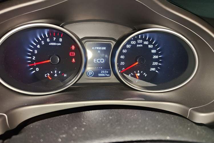 Used Kia Sportage R 2015 2.0L Automatic Two-Wheel Drive GLS Odometer Close Up