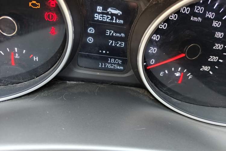 Used Kia Sportage R 2015 2.0L Manual Two-Wheel Drive GL Model Odometer Close Up