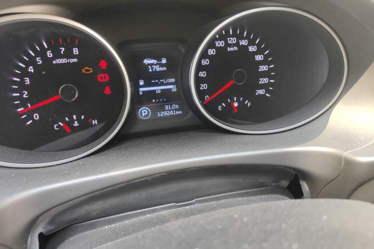 Used Kia Sportage R 2015 2.0L Automatic Two-Wheel Drive DLX Model Odometer Close Up