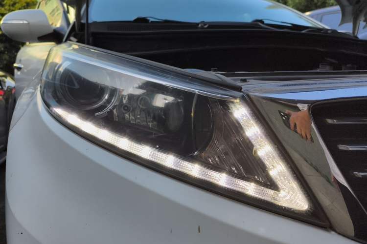 Used Kia Sportage R 2015 2.0L Automatic Two-Wheel Drive DLX Model Right Front Headlight