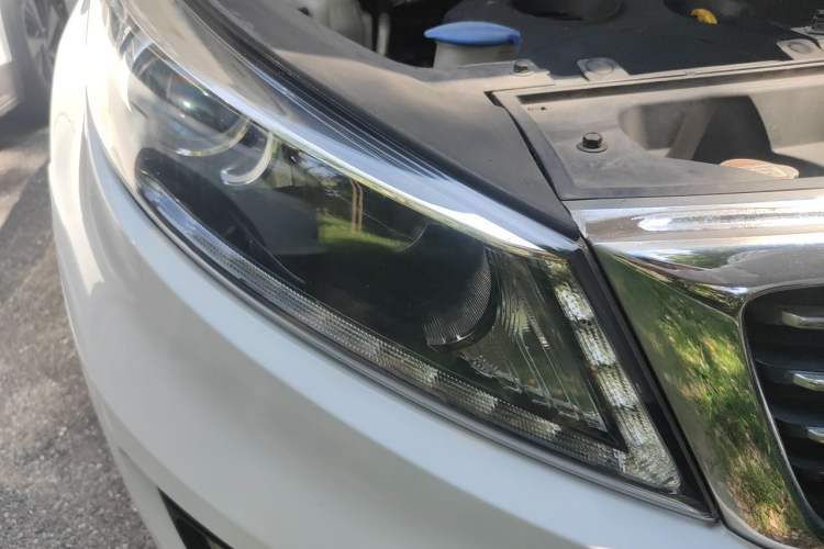 Used Kia Sportage R 2015 2.0L Automatic Two-Wheel Drive DLX Model Right Front Headlight