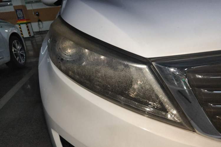Used Kia Sportage R 2015 2.0L Automatic Two-Wheel Drive DLX Model Right Front Headlight