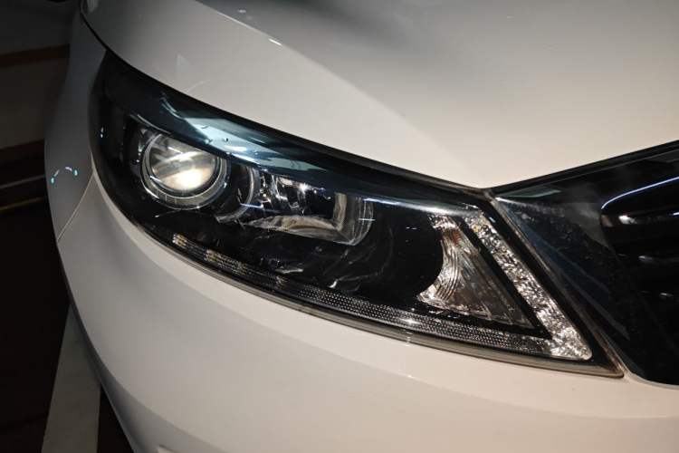 Used Kia Sportage R 2015 2.0L Automatic Two-Wheel Drive DLX Model Right Front Headlight