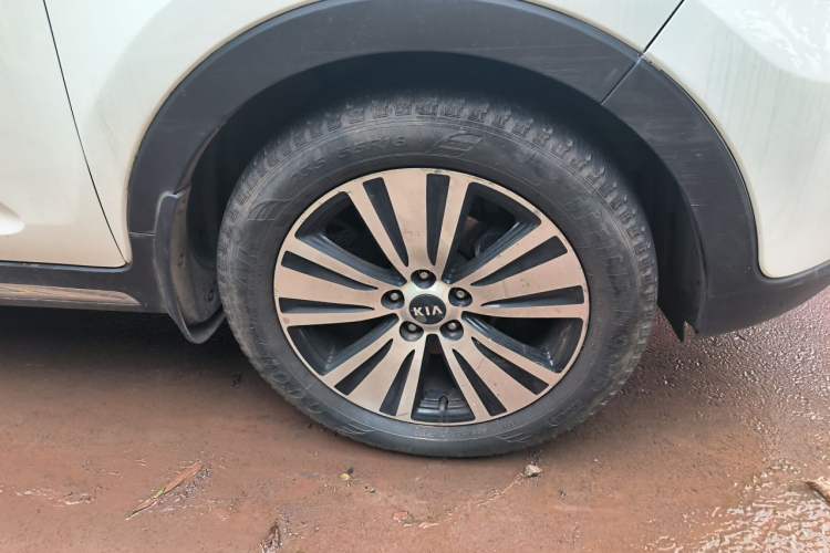 Used Kia Sportage R 2015 2.0L Automatic Two-Wheel Drive DLX Model Right Front Wheel Hub