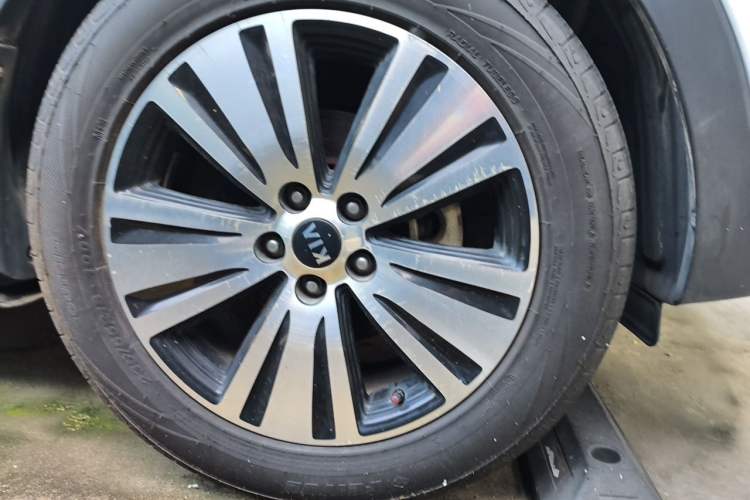 Used Kia Sportage R 2015 2.0L Automatic Two-Wheel Drive DLX Model Right Front Wheel Hub