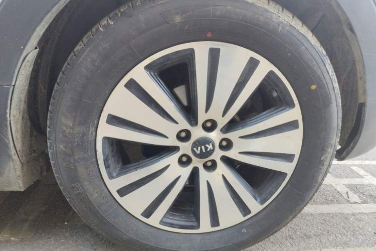 Used Kia Sportage R 2015 2.0L Automatic Two-Wheel Drive DLX Model Right Front Wheel Hub