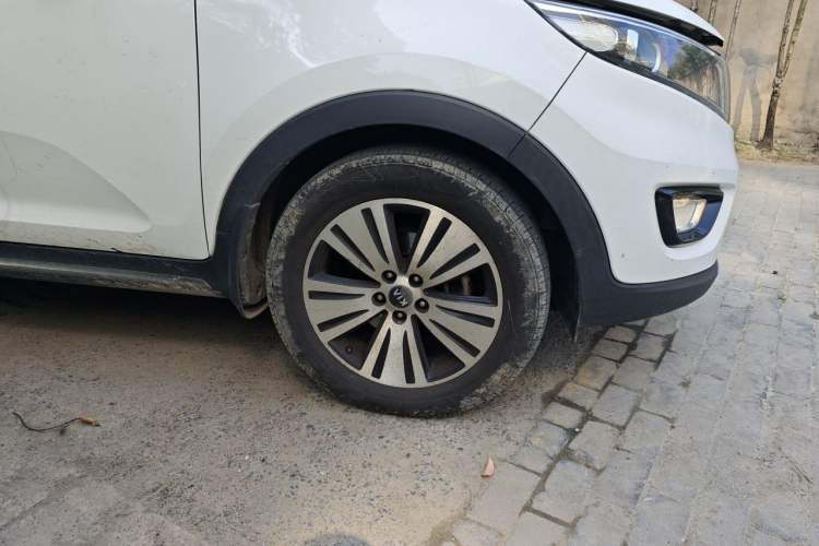 Used Kia Sportage R 2015 2.0L Automatic Two-Wheel Drive DLX Model Right Front Wheel Hub