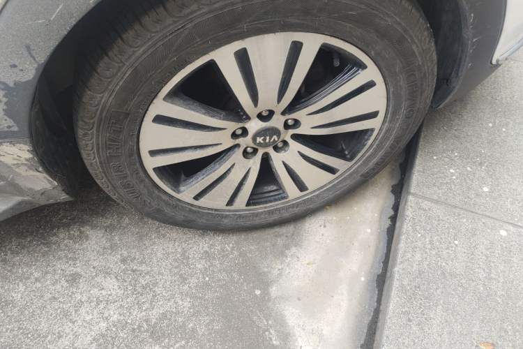 Used Kia Sportage R 2015 2.0L Automatic Two-Wheel Drive DLX Model Right Front Wheel Hub