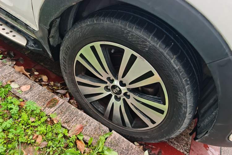 Used Kia Sportage R 2015 2.0L Automatic Two-Wheel Drive DLX Model Right Front Wheel Hub