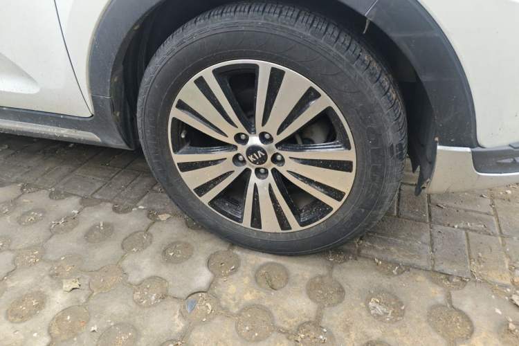 Used Kia Sportage R 2015 2.0L Automatic Two-Wheel Drive DLX Model Right Front Wheel Hub