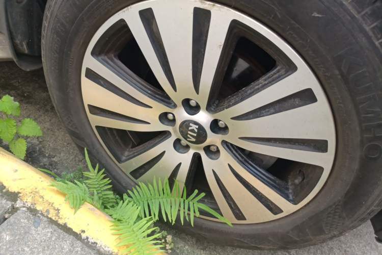 Used Kia Sportage R 2015 2.0L Automatic Two-Wheel Drive DLX Model Right Front Wheel Hub