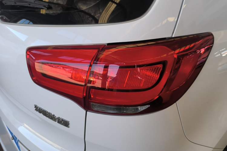 Used Kia Sportage R 2015 2.0L Automatic Two-Wheel Drive DLX Model Right Rear Taillight