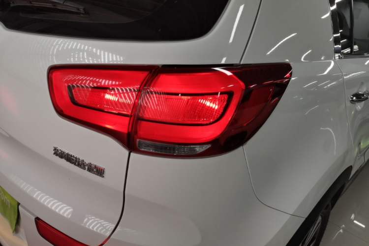 Used Kia Sportage R 2015 2.0L Automatic Two-Wheel Drive DLX Model Right Rear Taillight