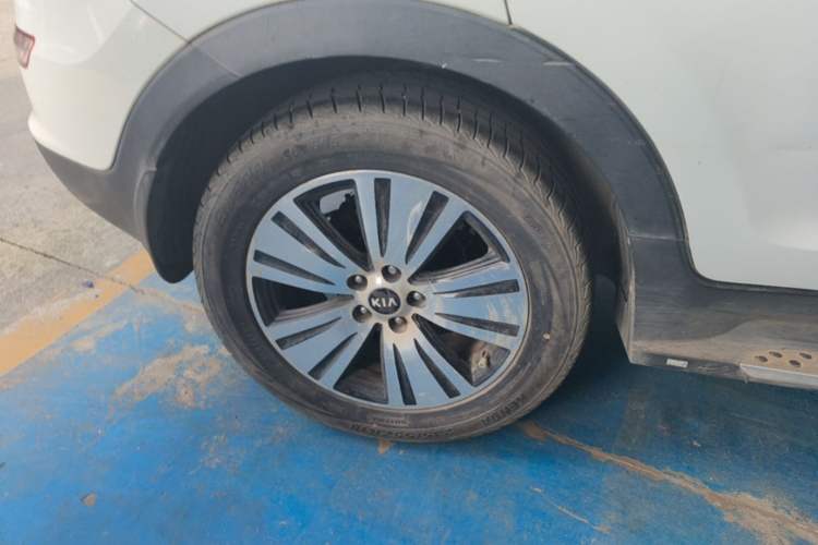 Used Kia Sportage R 2015 2.0L Automatic Two-Wheel Drive DLX Model Right Rear Wheel Hub