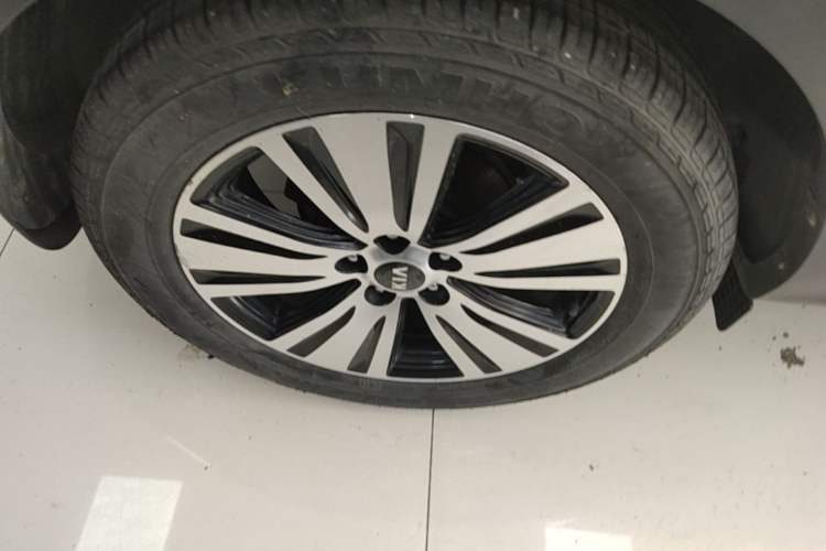 Used Kia Sportage R 2015 2.0L Automatic Two-Wheel Drive DLX Model Right Rear Wheel Hub