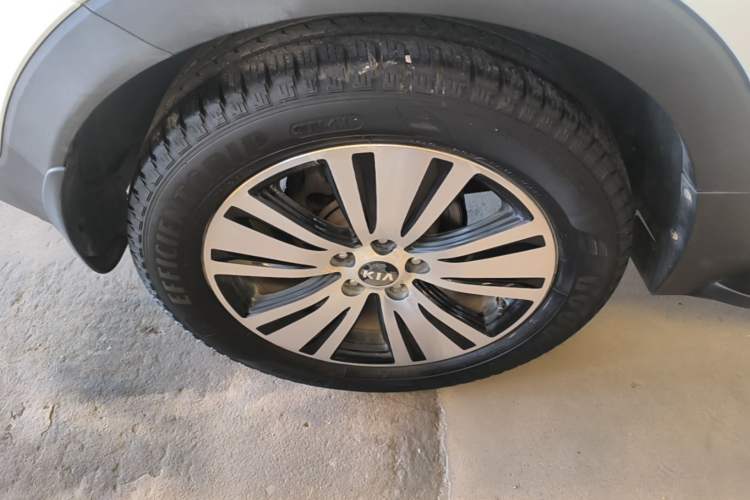 Used Kia Sportage R 2015 2.0L Automatic Two-Wheel Drive DLX Model Right Rear Wheel Hub