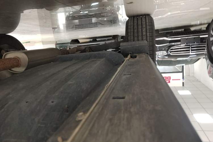 Used Kia Sportage R 2015 2.0L Automatic Two-Wheel Drive DLX Model Right Side Sill