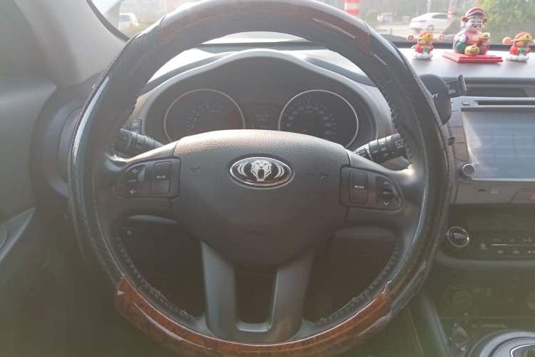 Used Kia Sportage R 2015 2.0L Automatic Two-Wheel Drive DLX Model Steering Wheel