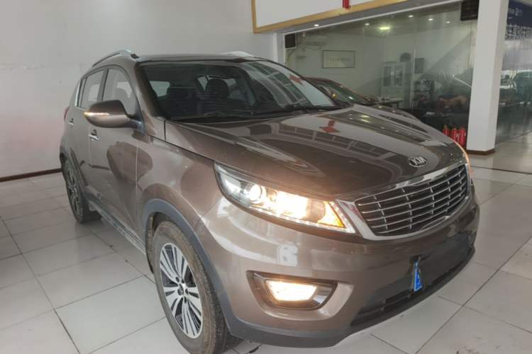 Used Kia Sportage R 2015 2.0L Automatic Two-Wheel Drive DLX Model Front Right 45 Deg