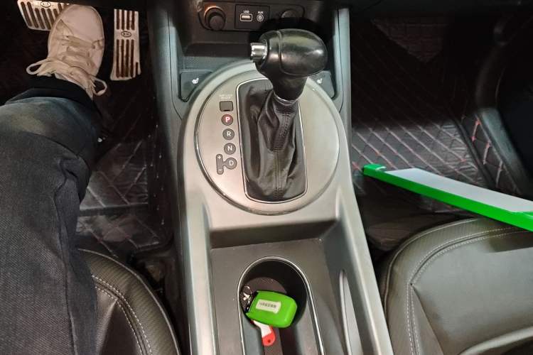 Used Kia Sportage R 2015 2.0L Automatic Two-Wheel Drive DLX Model Gear Lever