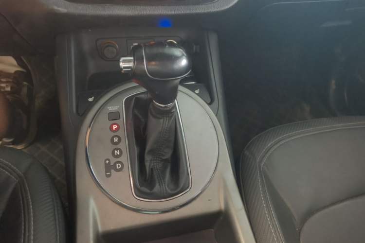 Used Kia Sportage R 2015 2.0L Automatic Two-Wheel Drive DLX Model Gear Lever