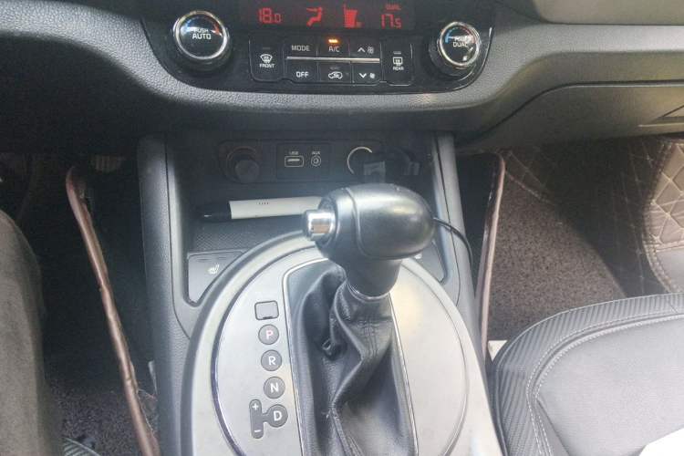 Used Kia Sportage R 2015 2.0L Automatic Two-Wheel Drive DLX Model Gear Lever