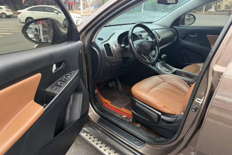 Used Kia Sportage R 2015 2.0L Automatic Two-Wheel Drive GLS Interior 2