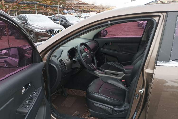 Used Kia Sportage R 2015 2.0L Automatic Two-Wheel Drive DLX Model Interior 3
