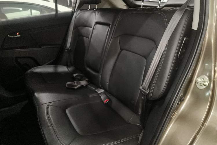 Used Kia Sportage R 2015 2.0L Automatic Two-Wheel Drive GLS Interior 4
