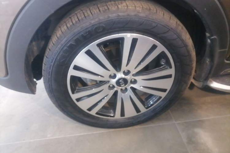 Used Kia Sportage R 2015 2.0L Automatic Two-Wheel Drive DLX Model Left Front Wheel Hub
