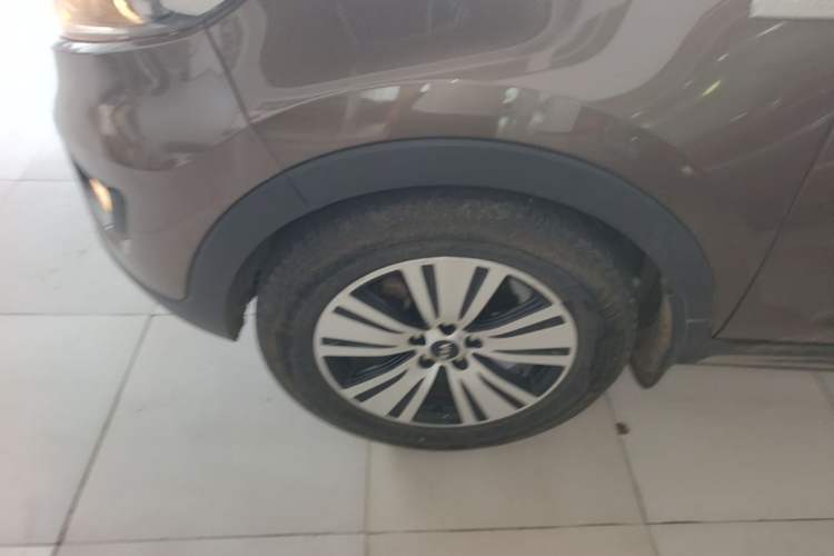 Used Kia Sportage R 2015 2.0L Automatic Two-Wheel Drive DLX Model Left Front Wheel Hub