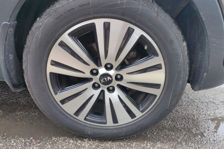 Used Kia Sportage R 2015 2.0L Automatic Two-Wheel Drive DLX Model Right Front Wheel Hub