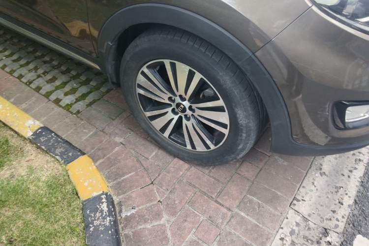 Used Kia Sportage R 2015 2.0L Automatic Two-Wheel Drive DLX Model Right Front Wheel Hub