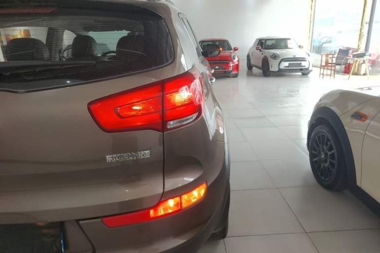 Used Kia Sportage R 2015 2.0L Automatic Two-Wheel Drive DLX Model Right Rear Taillight