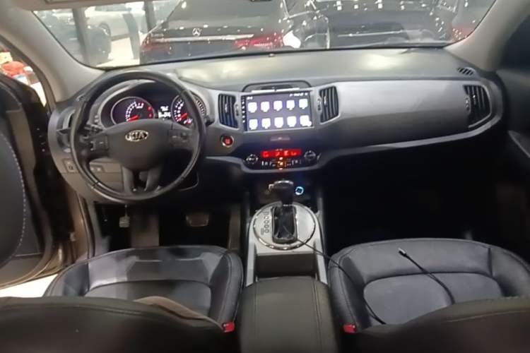 Used Kia Sportage R 2016 2.0L Automatic Two-Wheel Drive DLX Center Console