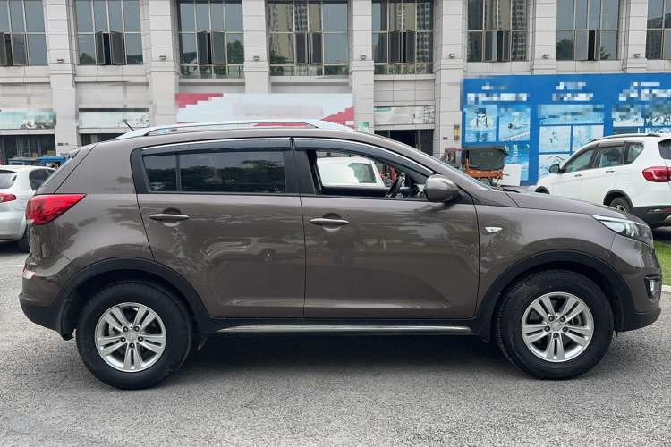 Used Kia Sportage R 2016 2.0L Manual Two-Wheel Drive GL Trim Exterior 2