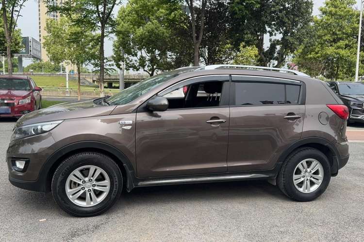 Used Kia Sportage R 2016 2.0L Manual Two-Wheel Drive GL Trim Exterior 5