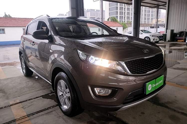 Used Kia Sportage R 2016 2.0L Manual Two-Wheel Drive GL Trim Front Right 45 Deg
