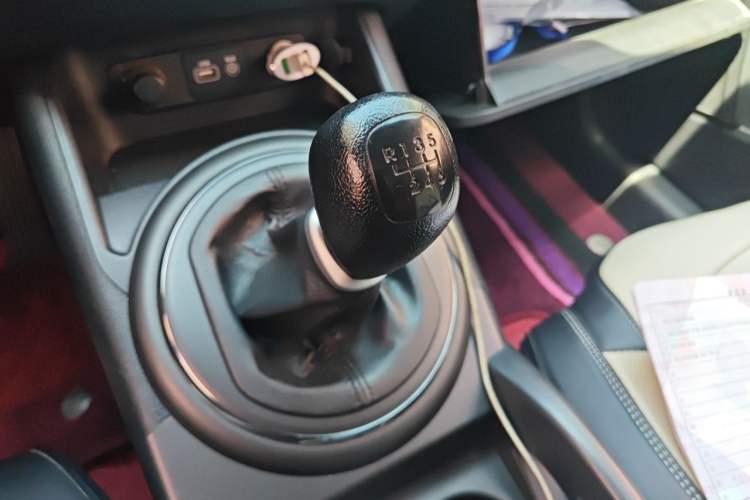 Used Kia Sportage R 2016 2.0L Manual Two-Wheel Drive GL Trim Gear Lever