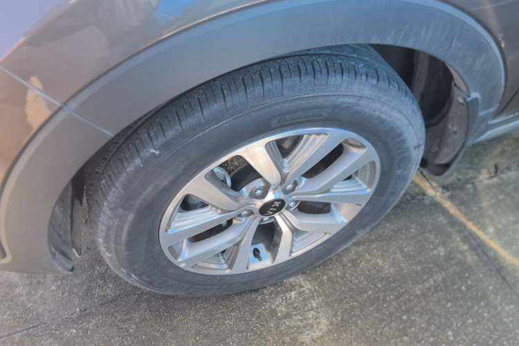 Used Kia Sportage R 2016 2.0L Automatic Two-Wheel Drive GLS Trim Left Front Wheel Hub